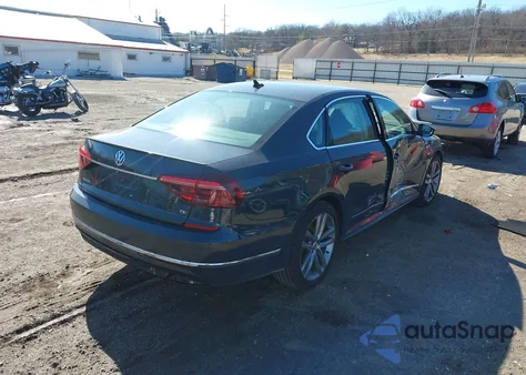 2017 Volkswagen Passat 1.8T R-Line z USA, uszkodzony, nr VIN 1VWDT7A39HC042698